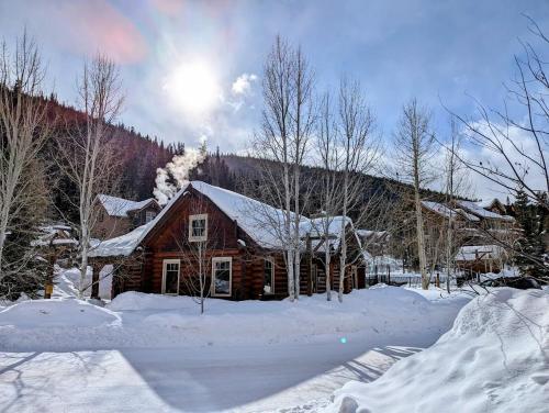 Το Settlers Creek 6535 by SummitCove Lodging τον χειμώνα