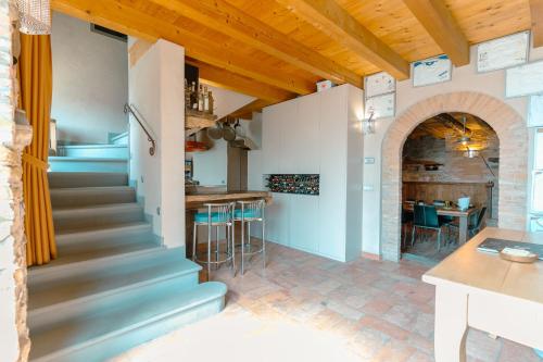 Il comprend une cuisine et un salon avec des escaliers et un bar. dans l'établissement B&B La Pentola dei Sogni, à Scanzorosciate