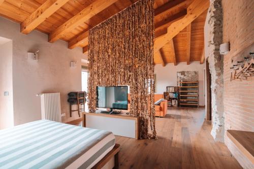 a bedroom with a bed and a tv on a wall at B&B La Pentola dei Sogni in Scanzorosciate
