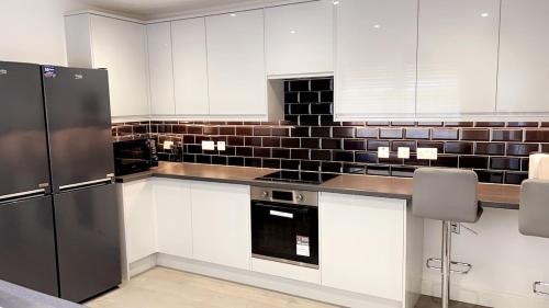 Kuchyň nebo kuchyňský kout v ubytování Entire Luxville 5 Bedroom Home