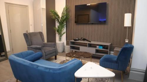 TV a/nebo společenská místnost v ubytování Entire Luxville 5 Bedroom Home