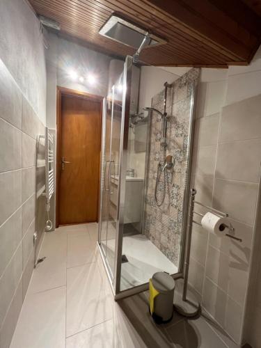 Een badkamer bij CASTAGNETO 8