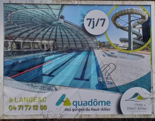 une photo d'une piscine dans un parc aquatique de grande capacité dans l'établissement CHAMBRE PRIVE PROCHE de LA GARE SNCF, à Langeac