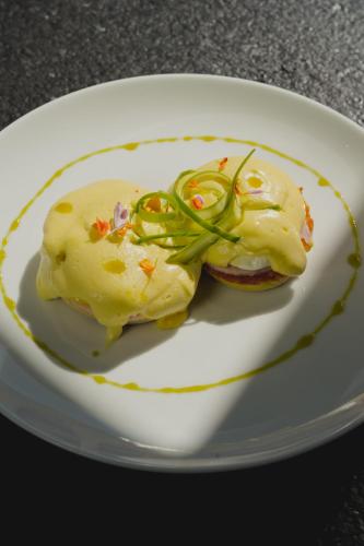 une plaque blanche avec de la nourriture sur une table dans l'établissement Quinto Hotel Boutique, à Guaymas