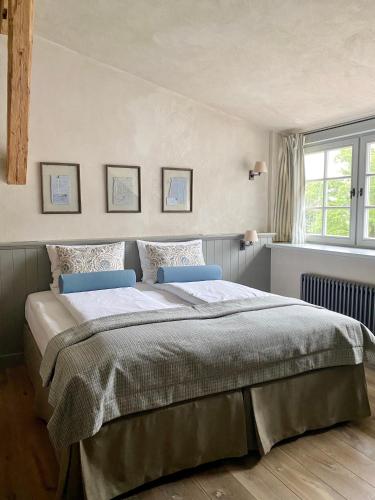 a bedroom with a large bed and a window at Pałac Kamieniec in Polanica-Zdrój
