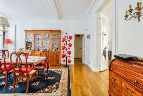 une salle à manger avec une table et des chaises dans l'établissement A prestigious location in paris, à Paris