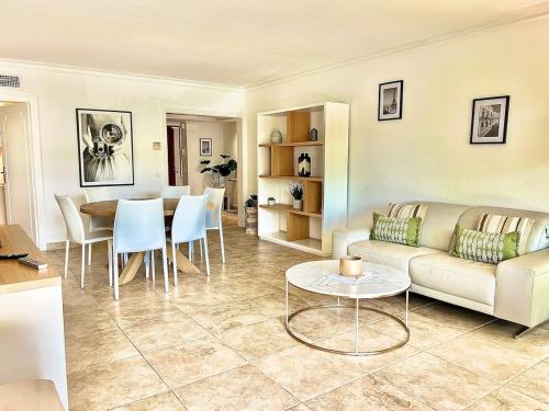 un salon avec un canapé et une table dans l'établissement Luxurious 2-bedroom Pointe Croisette, Sea view, private parking, à Cannes