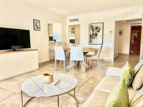 Luxurious 2-bedroom Pointe Croisette, Sea view, private parking