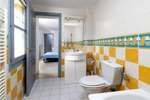 une salle de bain avec toilettes et lavabo dans l'établissement Maison niçoise, jardin, piscine, parking double, à Nice