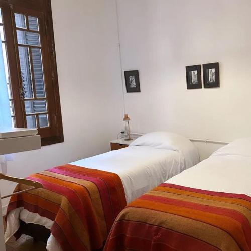 two beds sitting next to each other in a bedroom at Hotel Hey U in Santa Fe