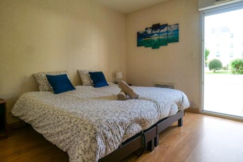 une chambre avec un lit avec un ours en peluche dessus dans l'établissement Appartement face village Vendée Globe - 6 personnes, à Les Sables-dʼOlonne