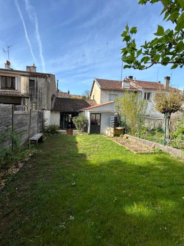 une cour avec une maison et une sidx sidx sidx sidx dans l'établissement Le Faubourg, 5 min from center, 15 min Futuroscope, à Poitiers