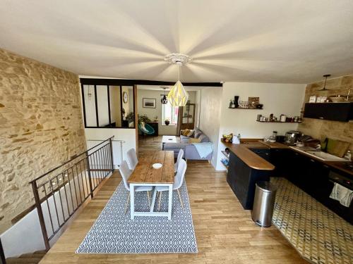 un salon avec une table et une cuisine dans l'établissement Le Faubourg, 5 min from center, 15 min Futuroscope, à Poitiers