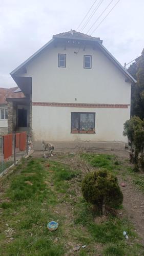 Το κτήριο όπου στεγάζεται  the country house