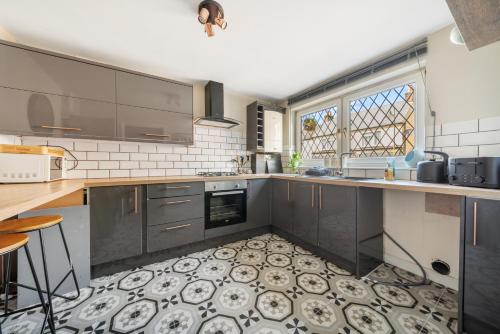 Η κουζίνα ή μικρή κουζίνα στο 3BR Home with Hot Tub and Garden