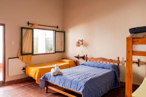 Ένα ή περισσότερα κρεβάτια σε δωμάτιο στο Hostal Lo de Peñalba