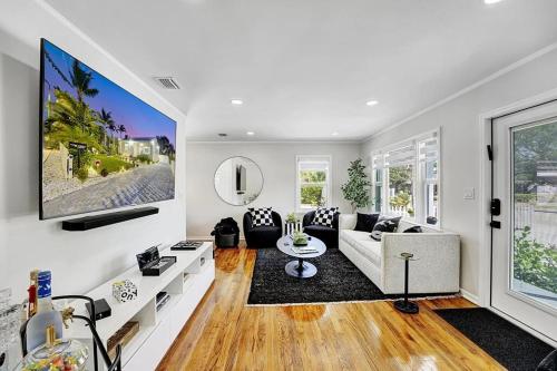 a living room with a couch and a tv at Casita Lake Worth - BEACH LIFE! in Lake Worth