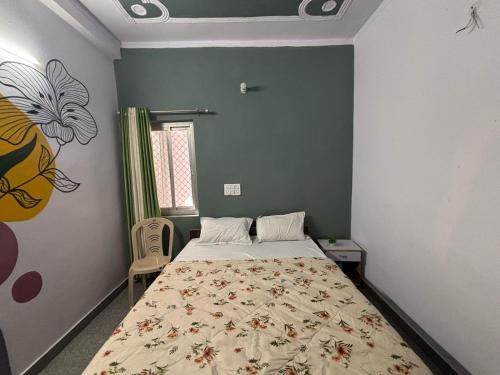 una camera da letto con un letto in una stanza di Surkanda Home stay a Nākuri