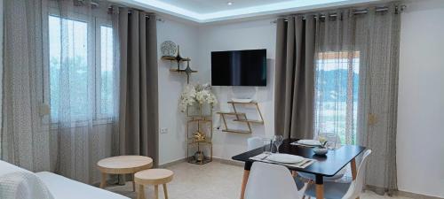 TV a/nebo společenská místnost v ubytování SkyFrame Apartments