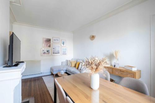 un salon avec un canapé et une table dans l'établissement Le Théophile - 25 min from Paris, à Le Raincy