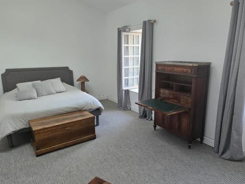 a bedroom with a bed and a dresser and a piano at Bastide du Luberon in Apt