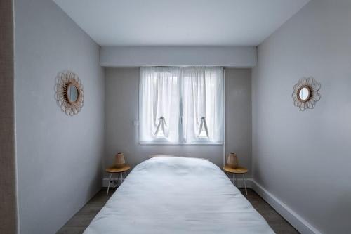 un lit dans une chambre avec une fenêtre dans l'établissement Le Colombier - Balcon, Parking, Seine Musicale, à Sèvres