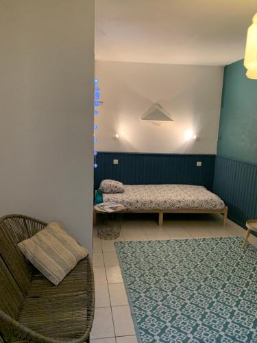 Cette chambre comprend deux lits, une chaise et un tapis. dans l'établissement Farret Holidays, à Saint-Juéry