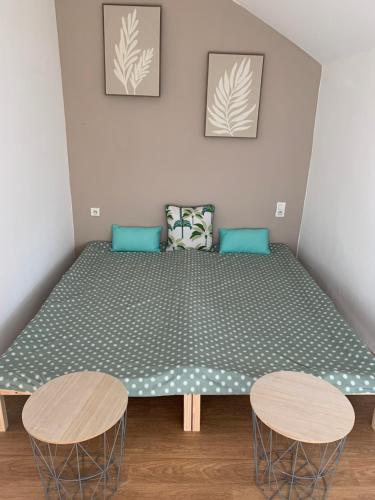 - une chambre avec un lit, 2 chaises et 2 tables dans l'établissement Farret Holidays, à Saint-Juéry