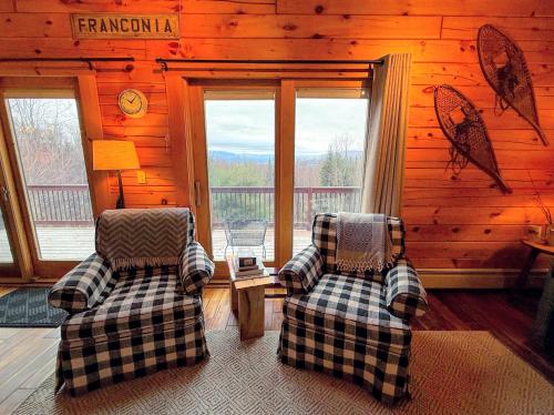 Posezení v ubytování 9N Mountainside Cabin in Franconia Heights with Stunning Views!