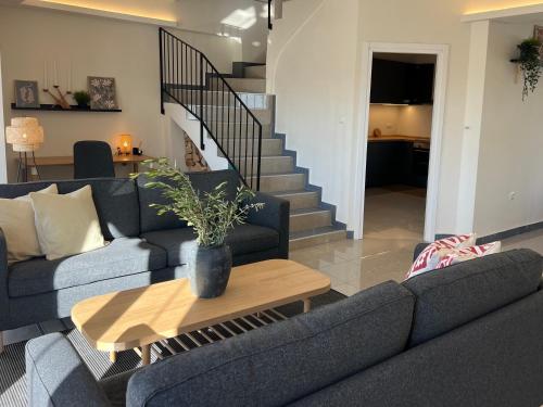 Posezení v ubytování Maisonette with Stunning Terrace & Private Garage - By Solstad