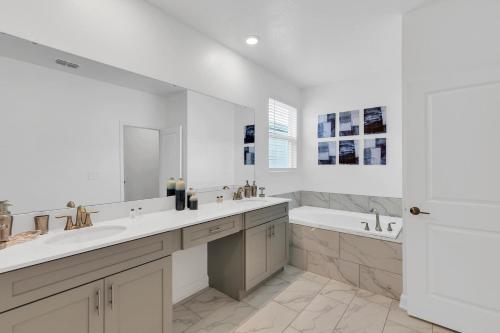 Vannituba majutusasutuses Dream Vacation Home – Private Pool, Themed Rooms & Resort Access – ChampionsGate!