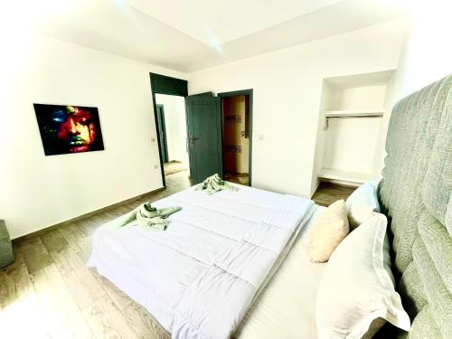 a white room with a bed and a couch at Villa Paradis in Marrakech