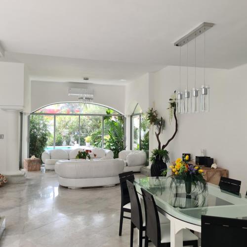 a living room with a white couch and a table at Villa Zafiro in Cancún
