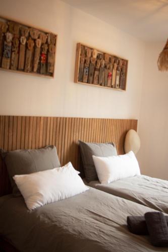 two beds sitting next to each other in a room at Résidence Alissa Charleroi Airport in Charleroi