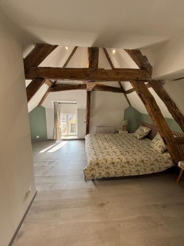 une chambre avec un lit dans un grenier dans l'établissement La Rosace, à Saint-Martin-dʼOrdon
