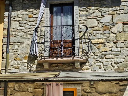 a balcony on the side of a stone building at La Casetta di Noah in Pratovecchio
