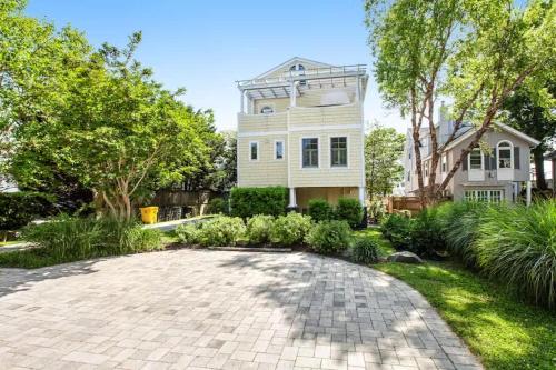 une grande maison blanche avec une allée en briques dans l'établissement Oasis by the Bay - Waterfront Heated Pool Hot Tub, à Annapolis