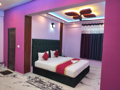 Un dormitorio con una cama grande con paredes moradas. en Blue Bell Home Stay, en Madikeri