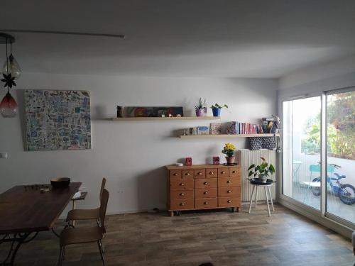 - un salon avec une table en bois et une commode dans l'établissement Appartement Le Bouscat, à Le Bouscat
