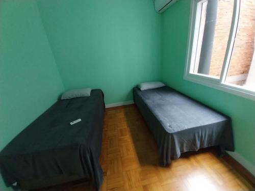 Ένα ή περισσότερα κρεβάτια σε δωμάτιο στο Apartamento 2 dormitório ótima localização