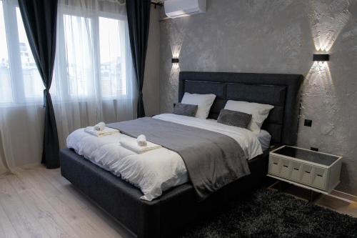 Billede fra billedgalleriet på Golden Light - 3BR Luxury Central i Bŭnzareto