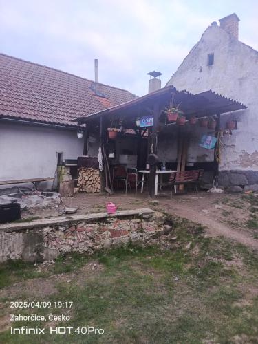 Το κτήριο όπου στεγάζεται  the country house