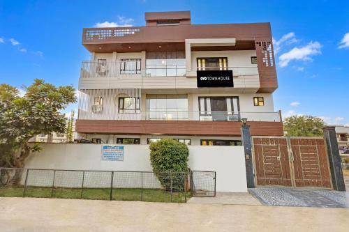 een hoog gebouw met een hek ervoor bij Super Townhouse Mayfield Garden Nearby Golf course road in Gurgaon