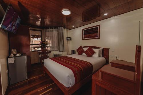 库斯科Quechua Hotel Cusco的一间卧室,船上配有一张大床