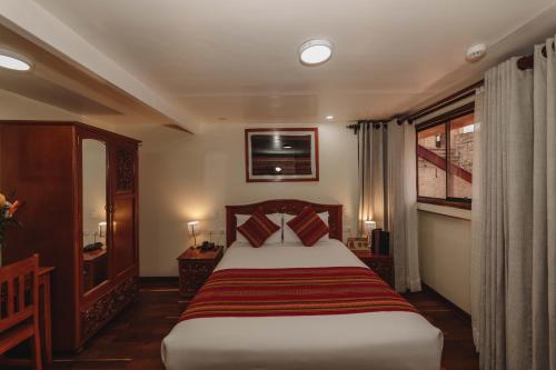 a bedroom with a large bed in a room at Quechua Hotel Cusco in Cusco