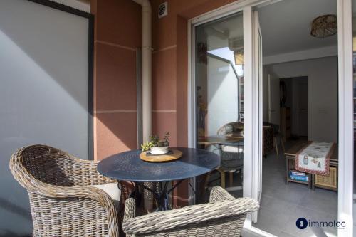 d'une petite table et de chaises sur un balcon avec une table et des chaises. dans l'établissement Air-conditioned apartment near Libération district, à Nice