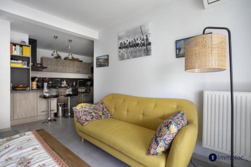 Air-conditioned apartment near Libération district