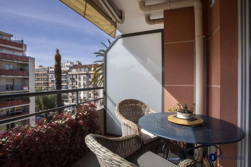 Air-conditioned apartment near Libération district