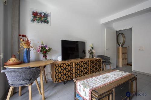 Air-conditioned apartment near Libération district