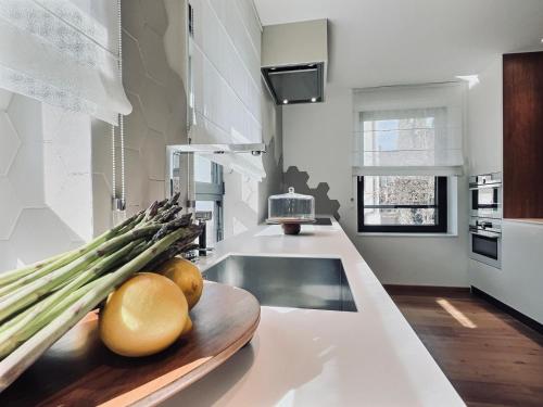 una cucina con bancone e verdure su un tagliere di New Luxury Lake view Apartment - Lausanne a Losanna